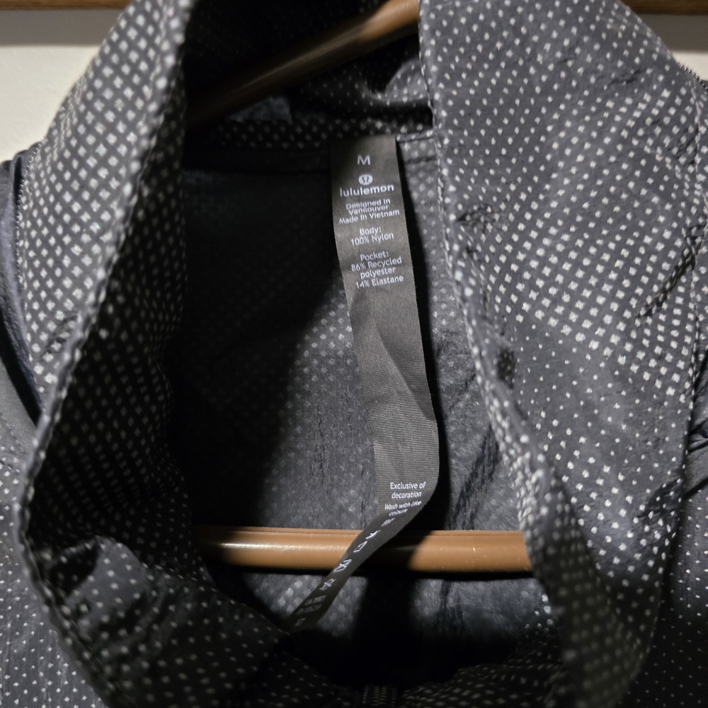 Men's size M. Lululemon Geo Camo Obsidian jacket. Stowable hood. Lightweight. - Picture 3 of 3